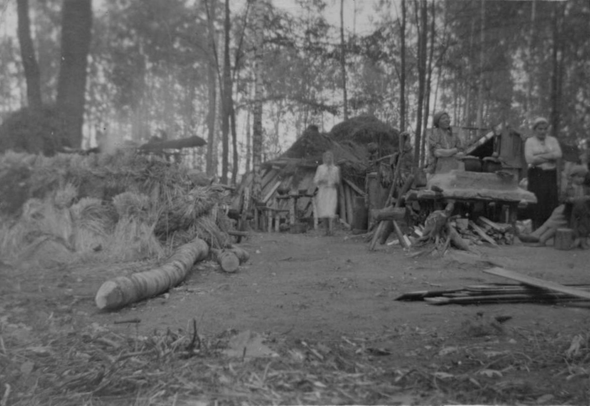Fotografia przedstawiająca warunki bytowania polskich uciekinierów z wołyńskich wsi zgromadzonych w okolicach Przebraża (w okresie II RP powiat łucki, województwo wołyńskie) w 1943 r., dar prywatny: Tadeusz Wolak.